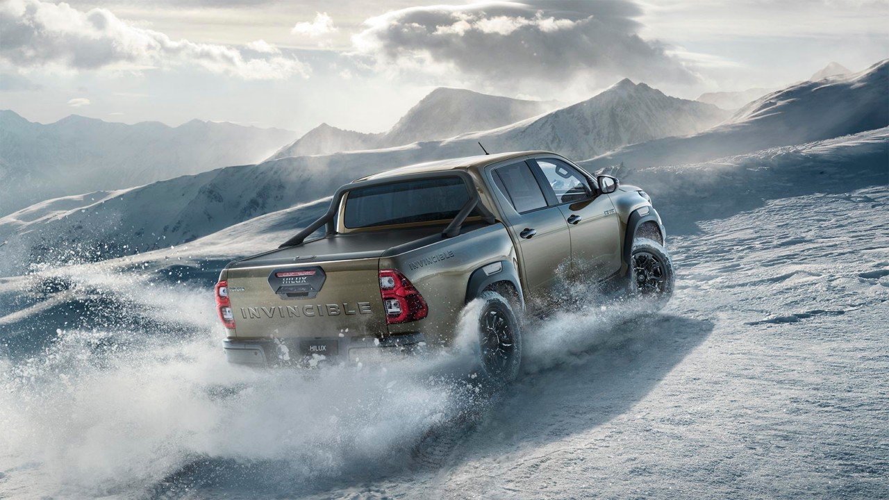 Model shown is Invincible in Oxide Bronze (6X1) - pick up, Hilux invincible