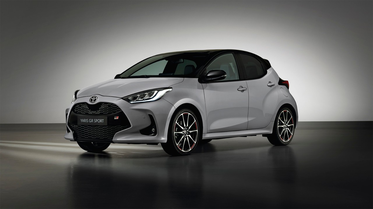 He getoonde model is een Yaris GR SPORT in bi-tone Dynamic Grey Night Sky Black dak (2RZ) met GR SPORT-stoelen in zwarte stof met rode stiknaden