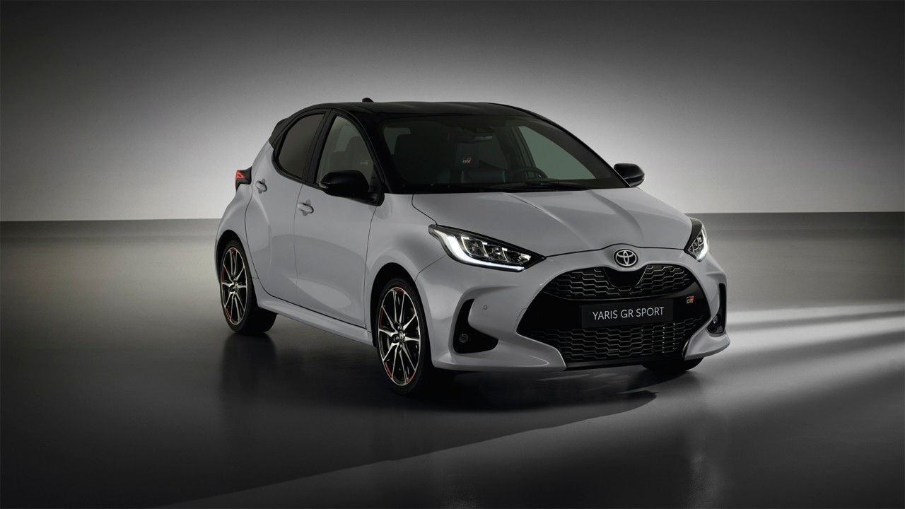 He getoonde model is een Yaris GR SPORT in bi-tone Dynamic Grey Night Sky Black dak (2RZ) met GR SPORT-stoelen in zwarte stof met rode stiknaden
